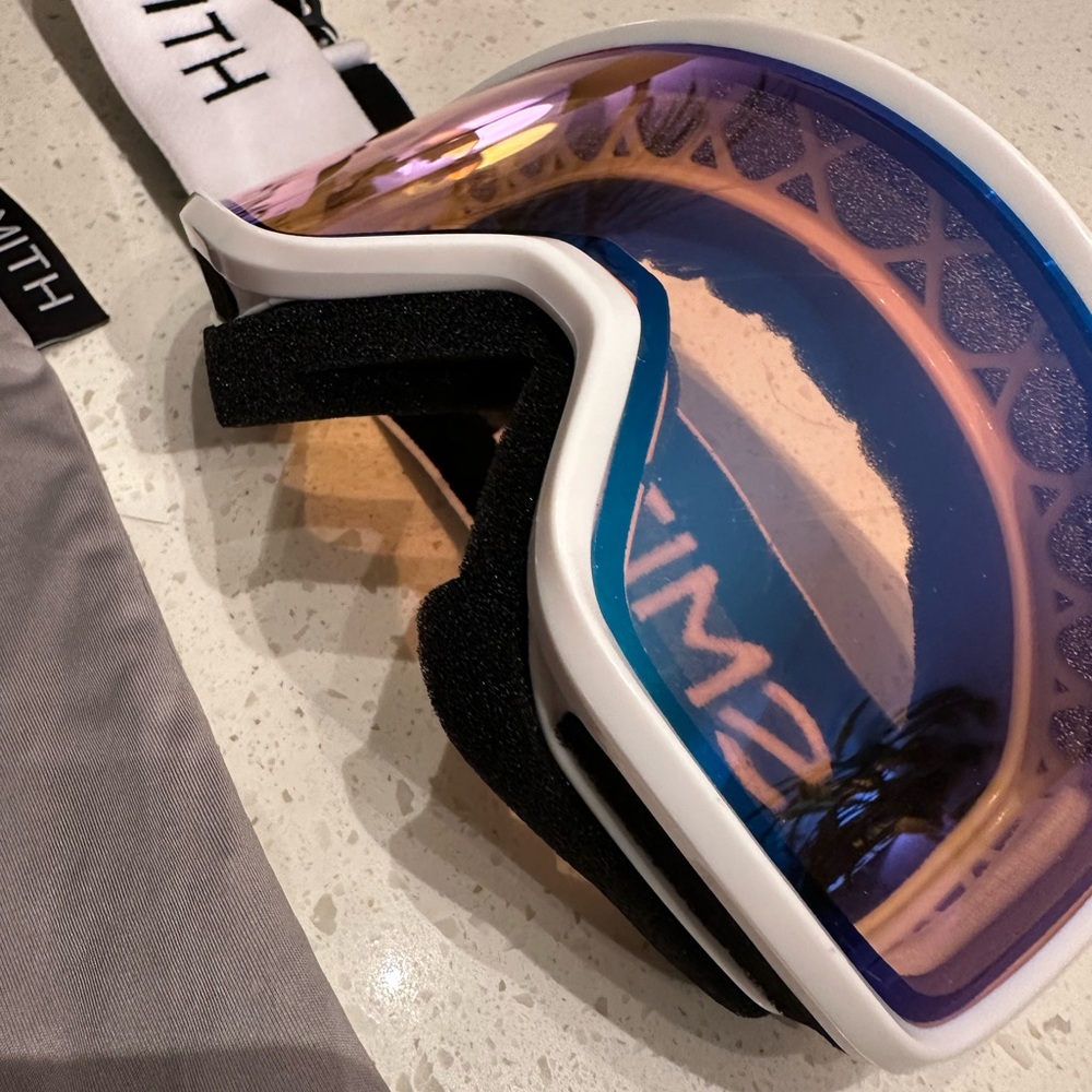 Smith White Woman’s Chrome ski snowboard Goggles